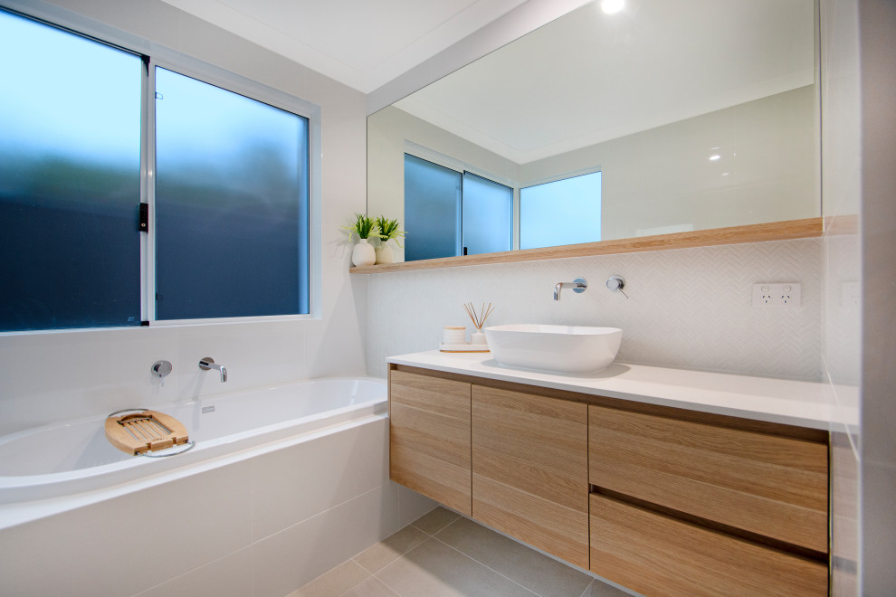 Exempel på ett stort modernt vit vitt badrum med dusch, med släta luckor, skåp i ljust trä, grå kakel, mosaik, vita väggar, klinkergolv i porslin, bänkskiva i kvarts och beiget golv