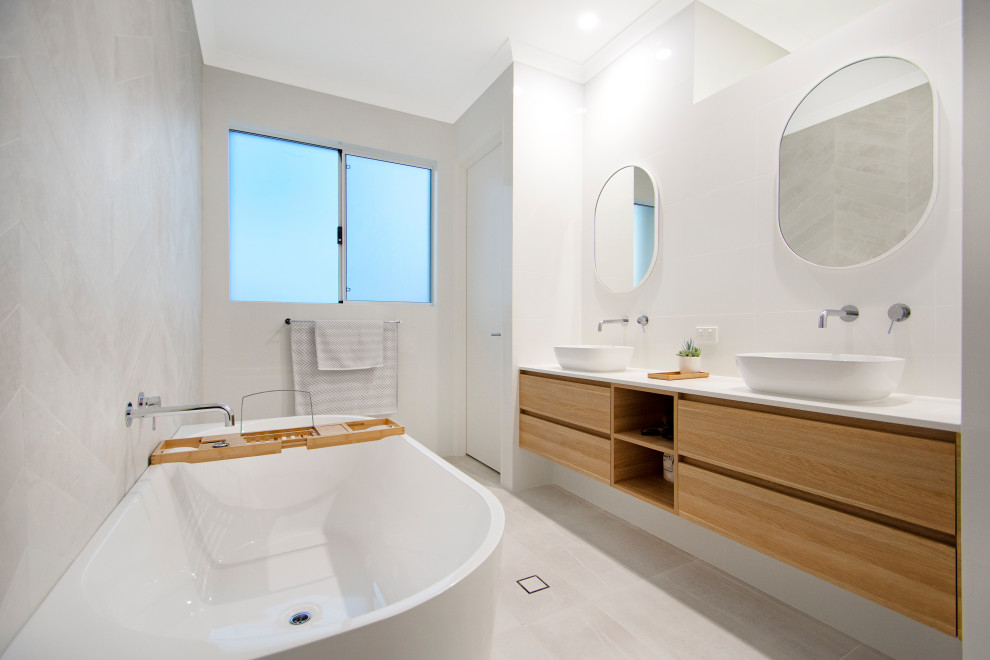 Foto på ett stort funkis vit badrum med dusch, med släta luckor, skåp i ljust trä, grå kakel, mosaik och bänkskiva i kvarts