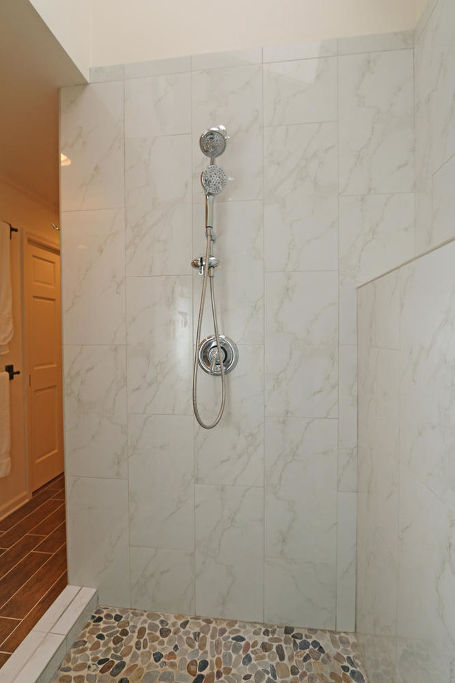 Inspiration för mellanstora klassiska grått en-suite badrum, med luckor med infälld panel, beige skåp, en hörndusch, en toalettstol med separat cisternkåpa, marmorkakel, vita väggar, klinkergolv i porslin, ett undermonterad handfat, bänkskiva i kvarts, brunt golv och med dusch som är öppen