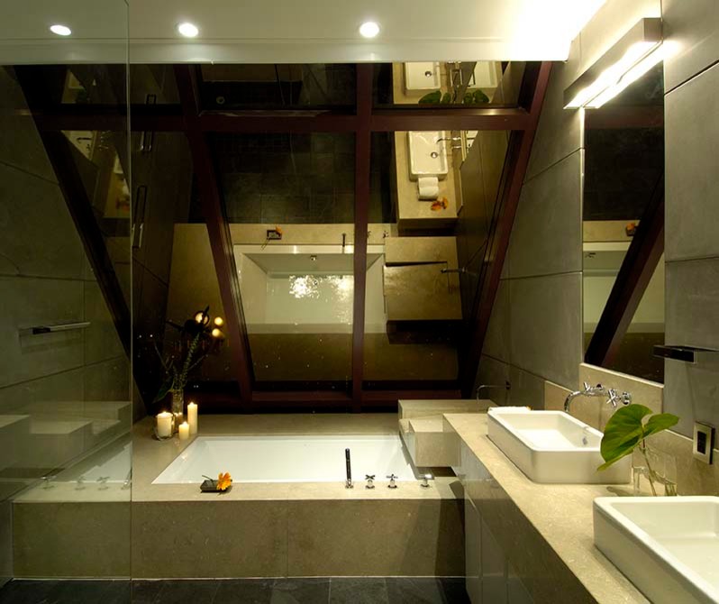 Idéer för ett mellanstort modernt beige en-suite badrum, med släta luckor, beige skåp, ett undermonterat badkar, beige kakel, cementkakel, beige väggar, klinkergolv i keramik, ett fristående handfat, bänkskiva i kvarts och grått golv
