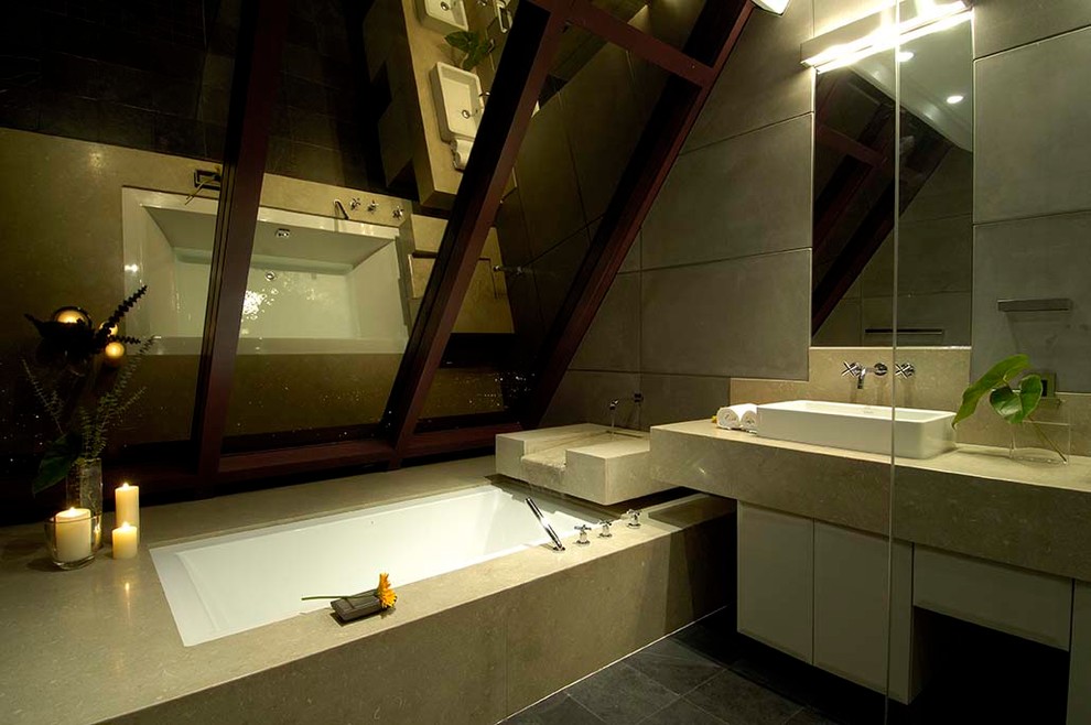 Exemple d'une salle de bain principale tendance de taille moyenne avec un placard à porte plane, des portes de placard beiges, une baignoire encastrée, un carrelage beige, des carreaux de béton, un mur beige, un sol en carrelage de céramique, une vasque, un plan de toilette en quartz modifié, un sol gris et un plan de toilette beige.
