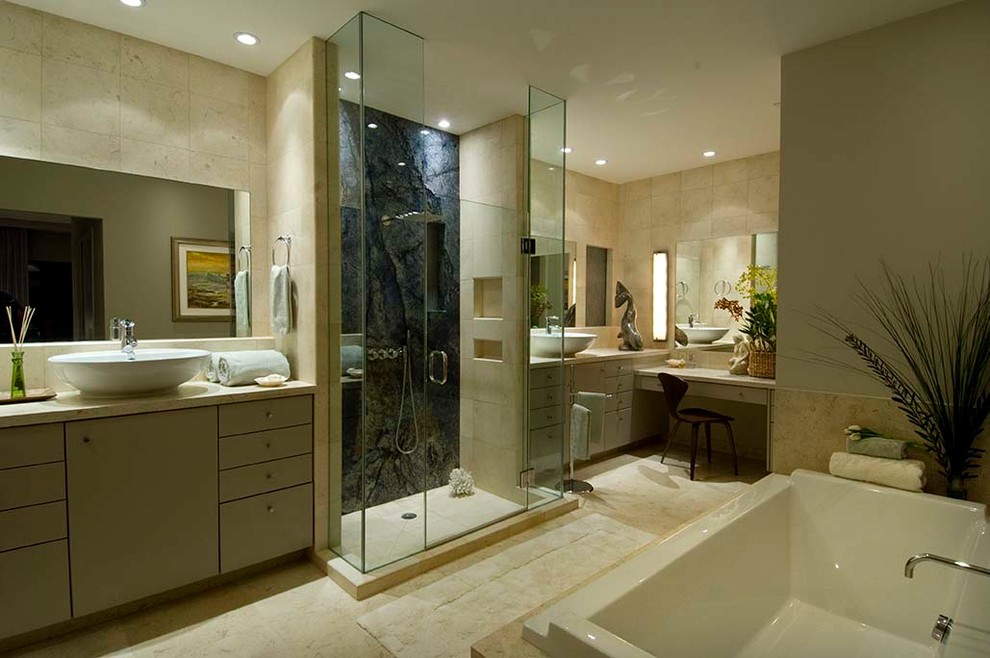 Inredning av ett modernt mellanstort beige beige en-suite badrum, med släta luckor, grå skåp, ett platsbyggt badkar, en dusch i en alkov, blå kakel, stenhäll, beige väggar, klinkergolv i keramik, ett fristående handfat, granitbänkskiva, beiget golv och dusch med gångjärnsdörr