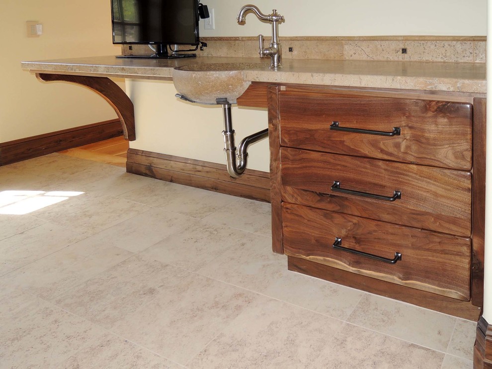 Foto di una stanza da bagno padronale stile americano con lavabo sottopiano, consolle stile comò, ante beige, top in marmo, piastrelle in pietra e pavimento in travertino