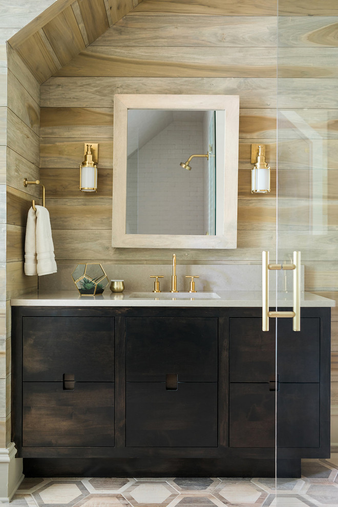Esempio di una stanza da bagno padronale stile marinaro di medie dimensioni con ante lisce, ante in legno bruno, pareti marroni, lavabo sottopiano, top in granito, pavimento multicolore e top grigio