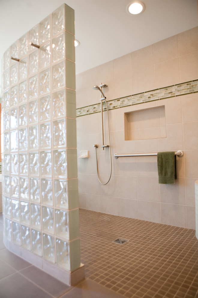 Imagen de cuarto de baño principal costero grande con ducha a ras de suelo, baldosas y/o azulejos grises, baldosas y/o azulejos de porcelana y suelo de baldosas de porcelana