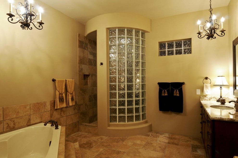 Bild på ett mellanstort vintage en-suite badrum, med ett platsbyggt badkar, en hörndusch, beige kakel, beige väggar, ett undermonterad handfat och granitbänkskiva