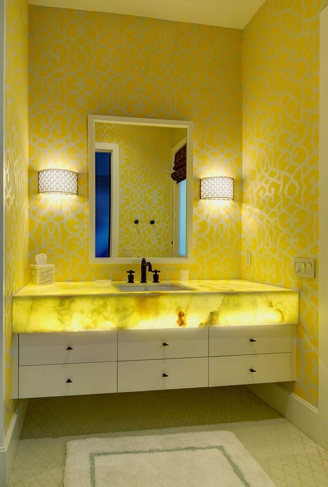 Mittelgroßes Modernes Badezimmer mit flächenbündigen Schrankfronten, weißen Schränken, gelber Wandfarbe, Unterbauwaschbecken und gelber Waschtischplatte in Houston