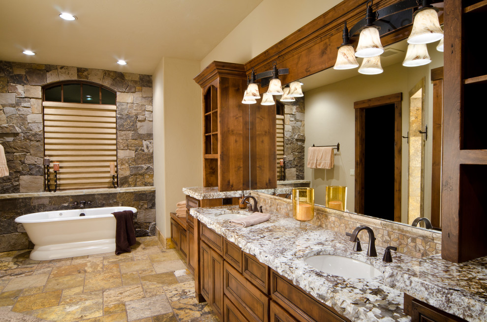 Idéer för stora rustika grått en-suite badrum, med ett undermonterad handfat, möbel-liknande, granitbänkskiva, ett fristående badkar, en öppen dusch, flerfärgad kakel, mosaik, beige väggar, travertin golv, skåp i mellenmörkt trä och brunt golv