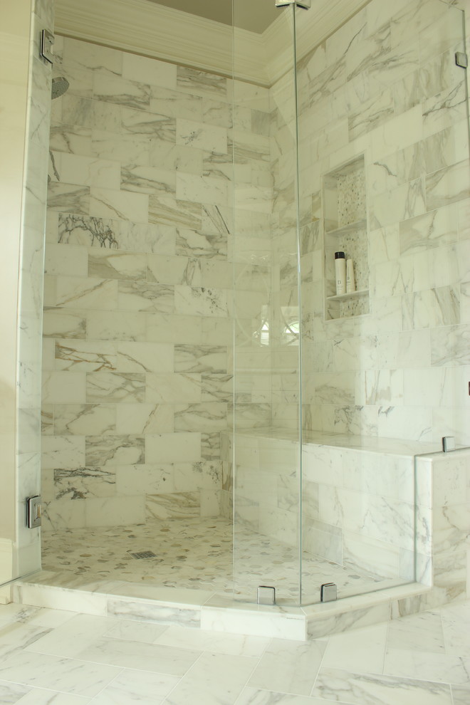 Idéer för stora vintage vitt en-suite badrum, med skåp i shakerstil, vita skåp, ett fristående badkar, en bidé, vit kakel, marmorkakel, vita väggar, marmorgolv, ett undermonterad handfat, marmorbänkskiva, vitt golv och dusch med gångjärnsdörr