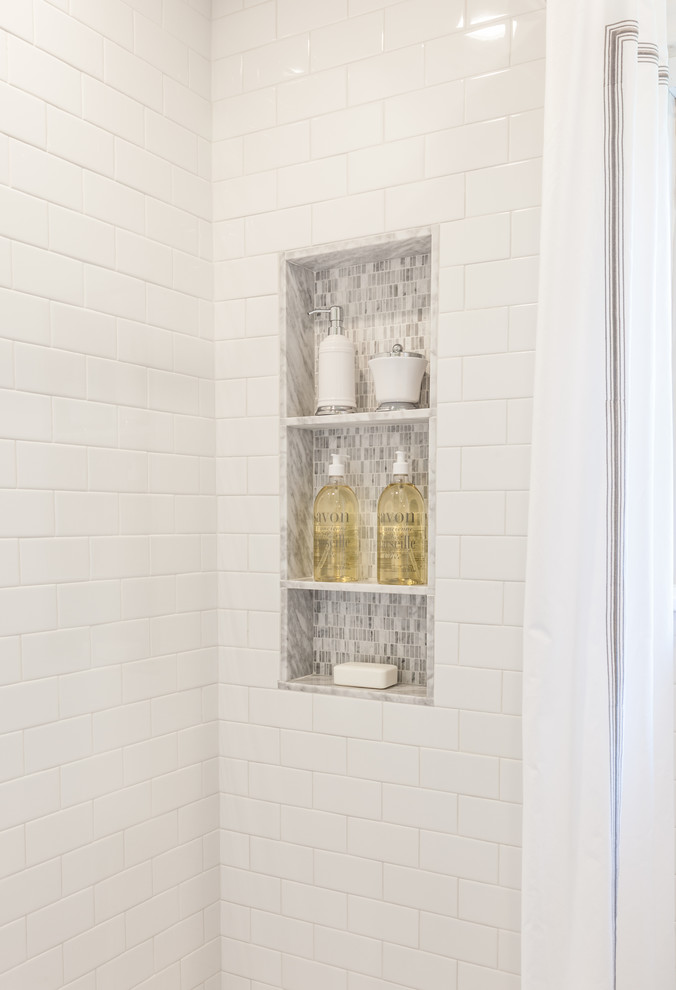 Idéer för att renovera ett litet vintage badrum med dusch, med vit kakel, tunnelbanekakel, grå väggar, mosaikgolv, ett piedestal handfat och marmorbänkskiva