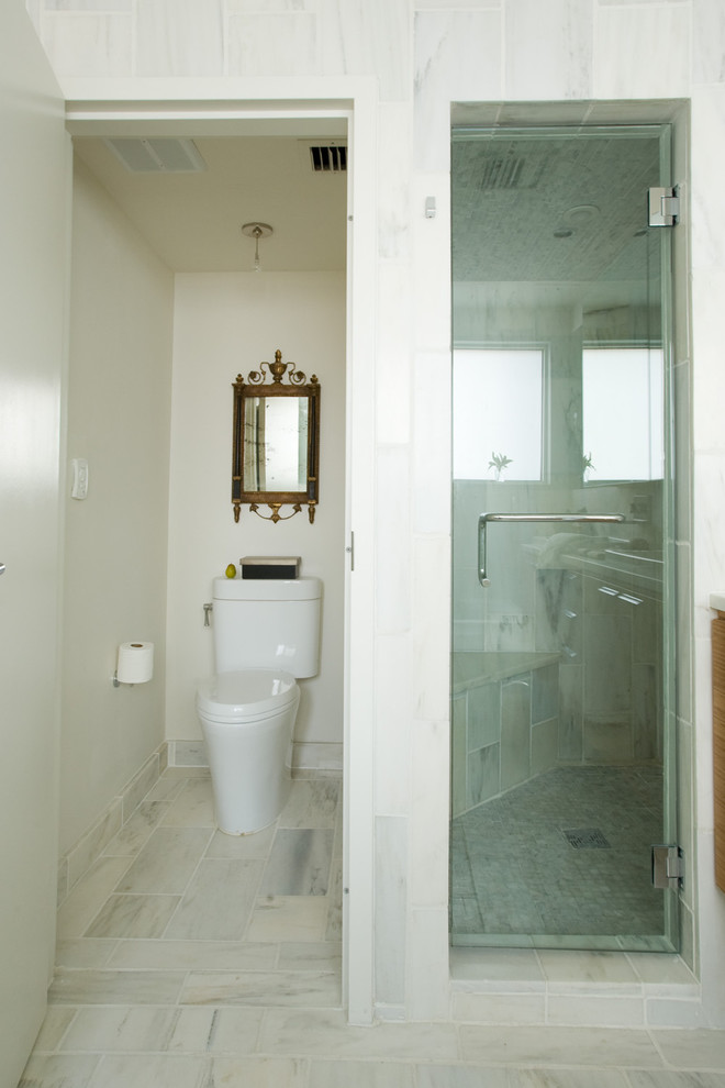 Идея дизайна: ванная комната в современном стиле с душем в нише