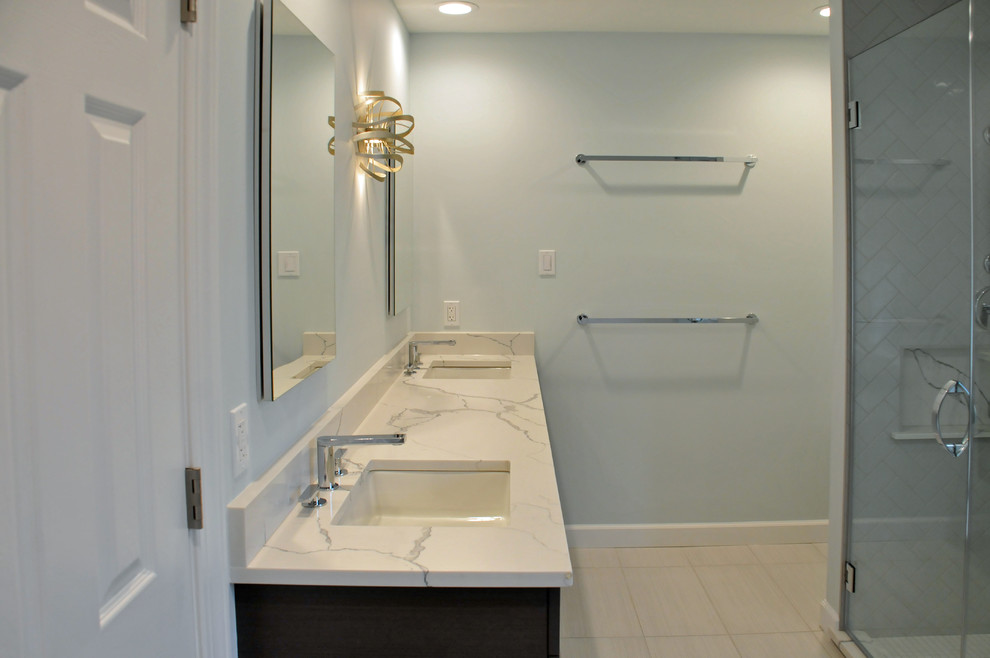 Exemple d'une salle de bain principale tendance de taille moyenne avec un placard en trompe-l'oeil, des portes de placard grises, WC séparés, un carrelage gris, des carreaux de porcelaine, un mur bleu, un sol en carrelage de porcelaine, un lavabo encastré, un plan de toilette en quartz modifié, un sol blanc et une cabine de douche à porte battante.