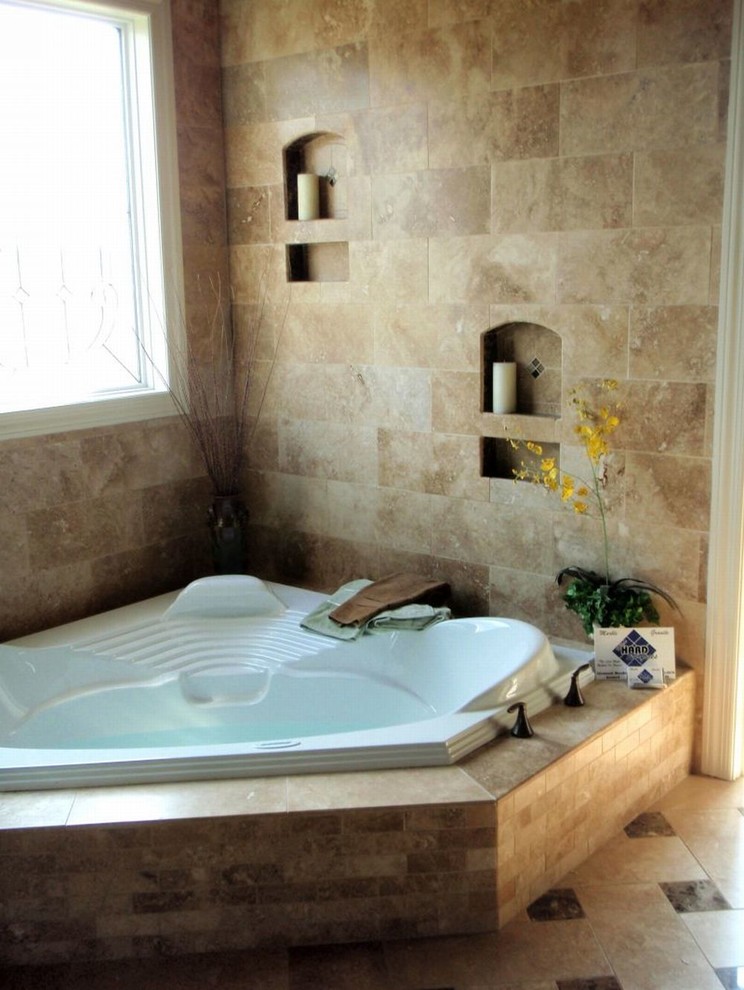 Foto di una stanza da bagno padronale tradizionale con vasca ad angolo