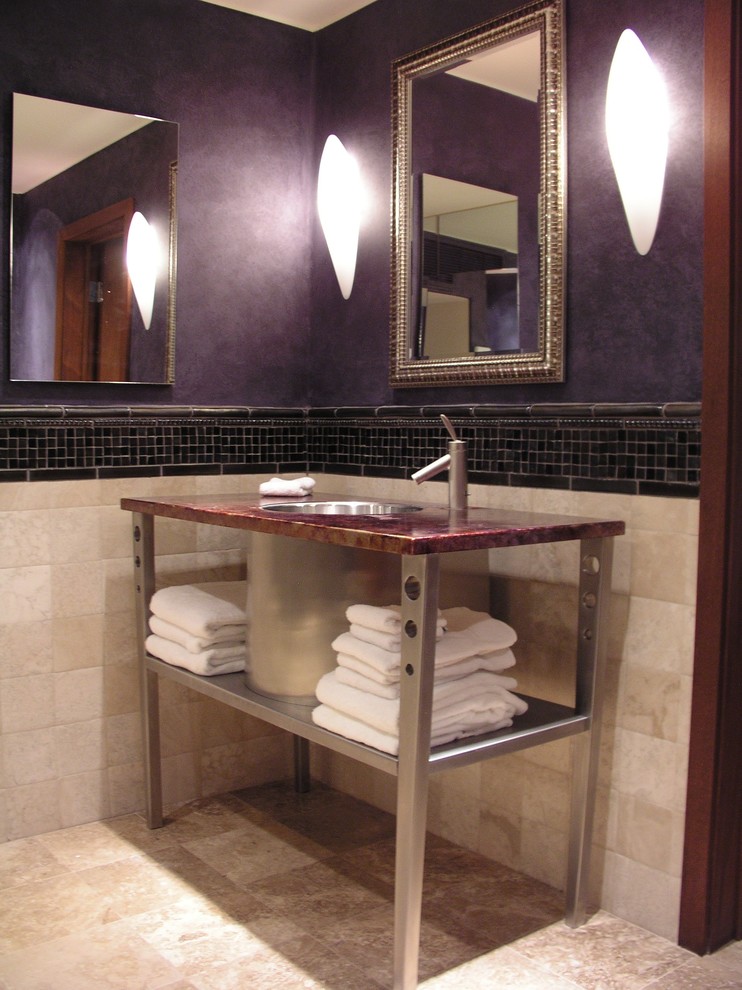 Cette photo montre une salle de bain principale tendance de taille moyenne avec un placard sans porte, un carrelage beige, un carrelage noir, mosaïque, un mur violet, un sol en travertin, un lavabo encastré, un plan de toilette en cuivre et un sol beige.