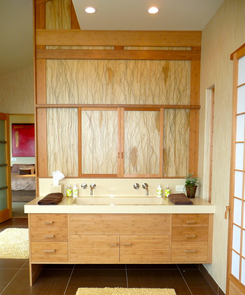 Foto di una stanza da bagno padronale contemporanea di medie dimensioni con piastrelle in gres porcellanato, lavabo rettangolare, ante lisce, ante in legno scuro e top in superficie solida