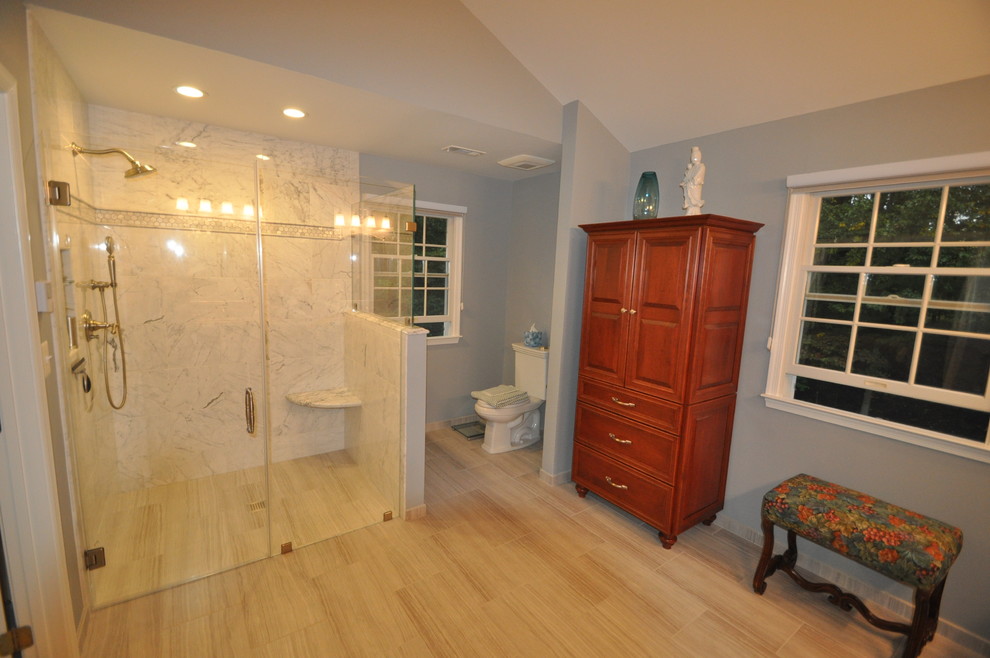 Exempel på ett stort klassiskt en-suite badrum, med luckor med upphöjd panel, skåp i mellenmörkt trä, en kantlös dusch, en toalettstol med separat cisternkåpa, blå väggar och vinylgolv