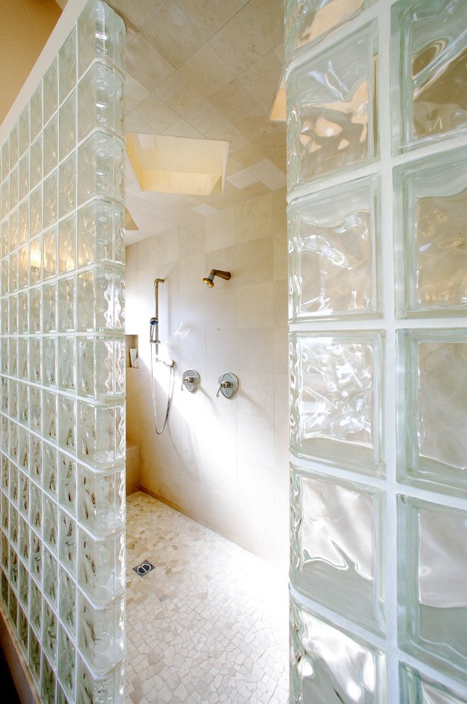 Свежая идея для дизайна: ванная комната в современном стиле с открытым душем и открытым душем - отличное фото интерьера