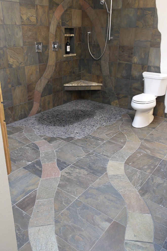 На фото: ванная комната в стиле фьюжн с открытым душем, каменной плиткой и полом из сланца