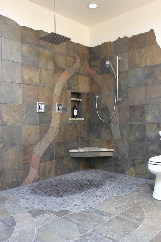 Inspiration pour une salle de bain bohème avec une douche ouverte, un carrelage de pierre et un sol en ardoise.