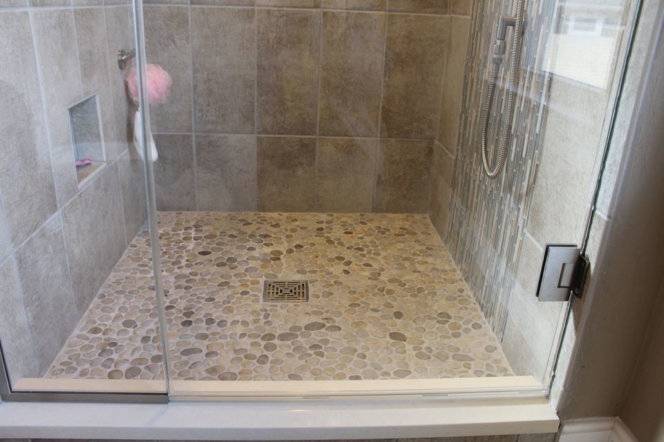 Réalisation d'une salle de bain design en bois brun de taille moyenne avec une douche d'angle, un mur marron, un sol en carrelage de céramique et un plan de toilette en surface solide.