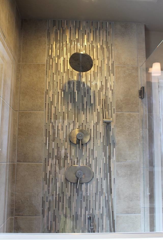 Inredning av ett modernt mellanstort badrum, med skåp i mellenmörkt trä, en hörndusch, bruna väggar, klinkergolv i keramik och bänkskiva i akrylsten