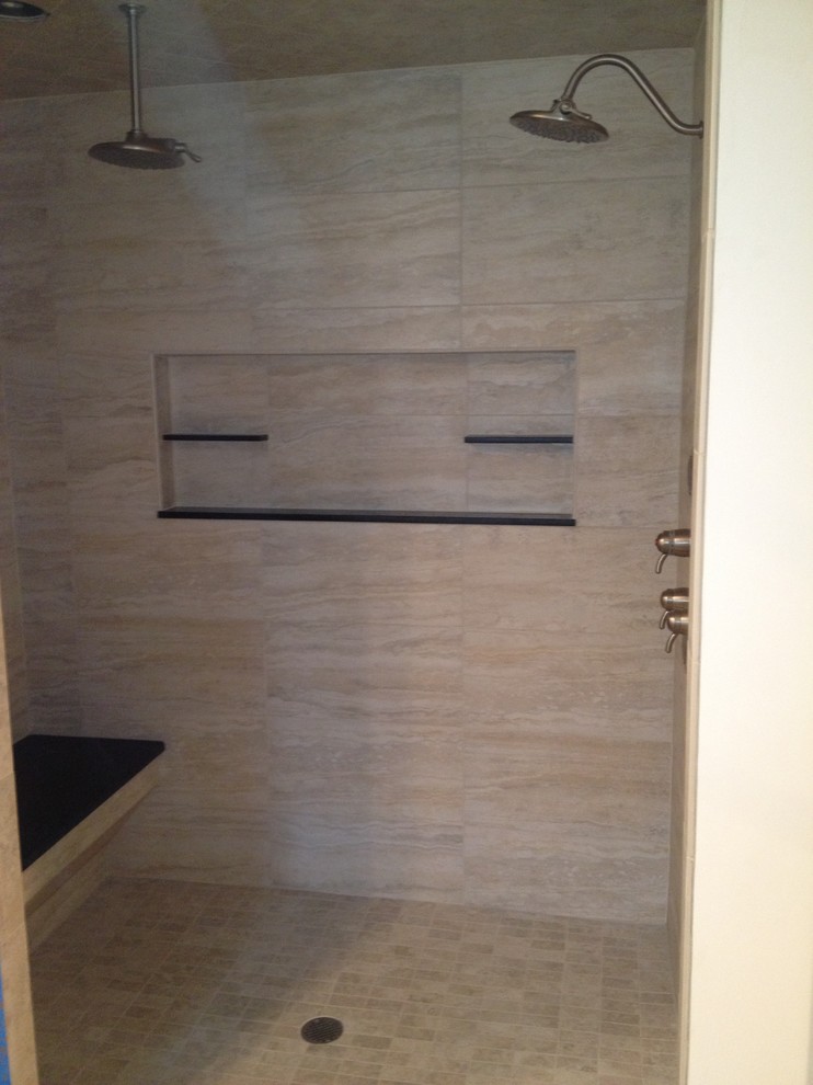 Foto de cuarto de baño principal clásico renovado de tamaño medio con ducha empotrada, paredes beige y suelo de baldosas de cerámica