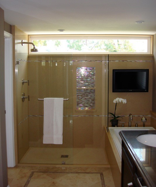 Foto på ett vintage badrum, med ett undermonterad handfat, luckor med infälld panel, skåp i mörkt trä, granitbänkskiva, ett platsbyggt badkar, en öppen dusch, en toalettstol med separat cisternkåpa och flerfärgad kakel