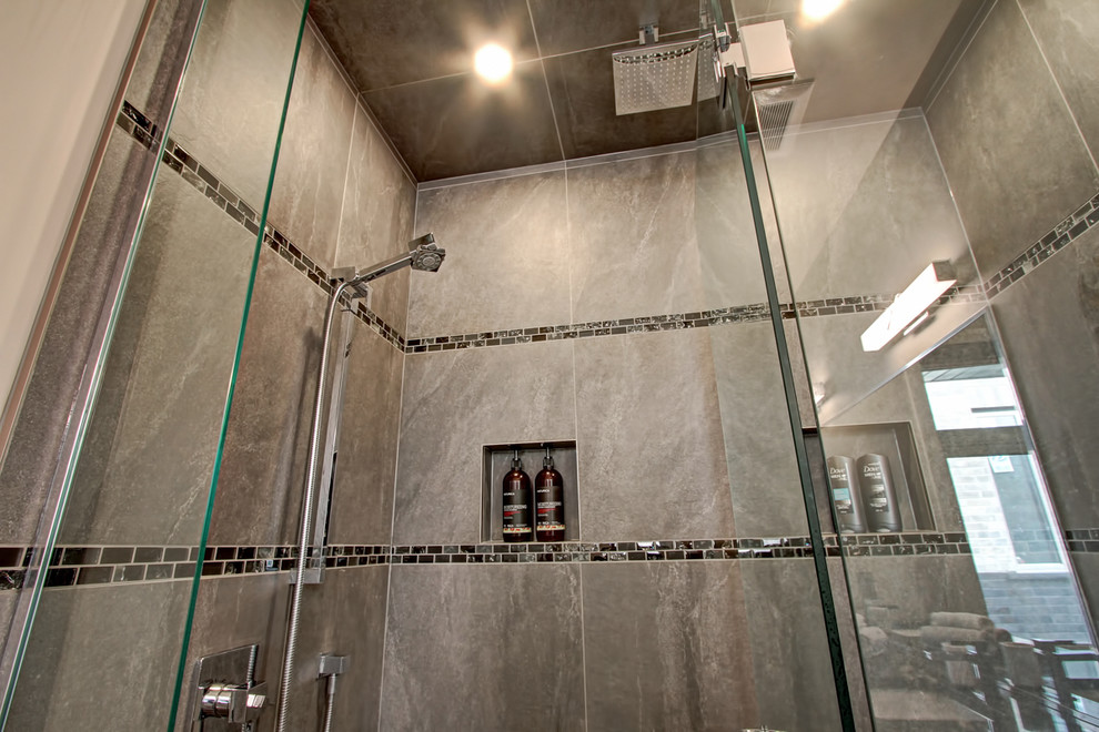 Inspiration för mellanstora moderna en-suite badrum, med släta luckor, vita skåp, en dusch i en alkov, en toalettstol med hel cisternkåpa, beige väggar, ett nedsänkt handfat och dusch med gångjärnsdörr