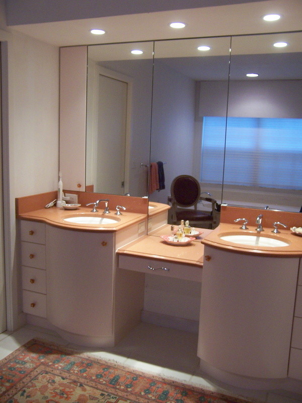 Inspiration för små moderna en-suite badrum, med ett undermonterad handfat, släta luckor, vita skåp, bänkskiva i glas, en dusch i en alkov, beige kakel och vita väggar