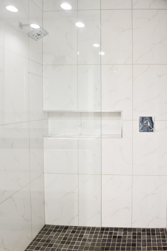 Inspiration för moderna en-suite badrum, med släta luckor, vita skåp, en öppen dusch, vit kakel, marmorkakel, vita väggar, betonggolv, svart golv och med dusch som är öppen