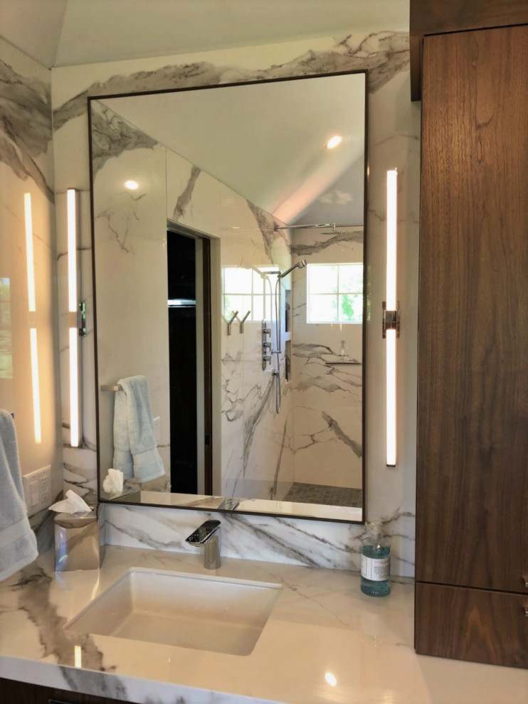 Bild på ett stort funkis vit vitt en-suite badrum, med släta luckor, skåp i mellenmörkt trä, ett fristående badkar, en bidé, vit kakel, grå väggar, klinkergolv i porslin, ett undermonterad handfat och grått golv