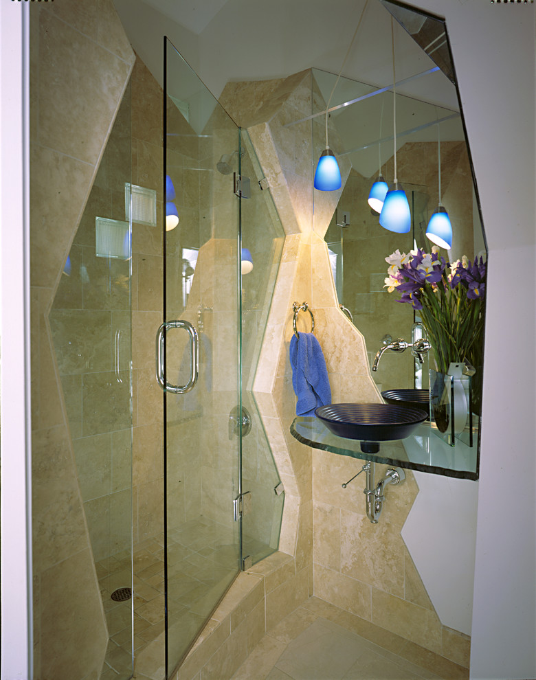 Diseño de cuarto de baño principal contemporáneo de tamaño medio con encimera de vidrio, ducha esquinera, baldosas y/o azulejos beige y paredes blancas