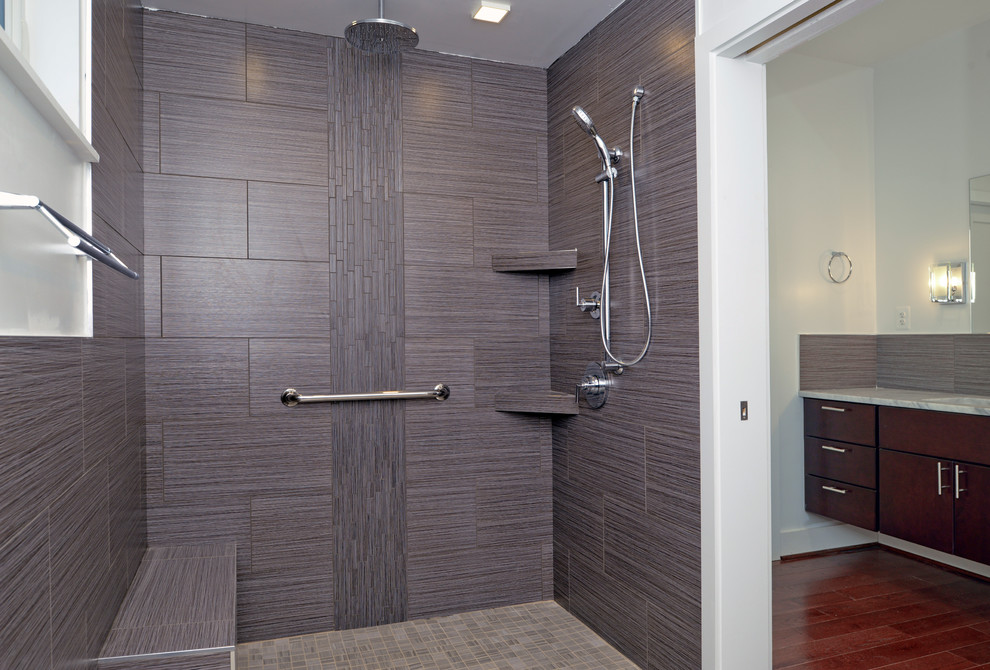Bild på ett mellanstort vintage en-suite badrum, med släta luckor, skåp i mörkt trä, en dusch i en alkov, grå kakel, porslinskakel, vita väggar, mörkt trägolv, ett undermonterad handfat och marmorbänkskiva