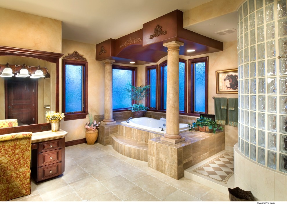 Esempio di una stanza da bagno rustica con ante in legno bruno, top in granito, vasca da incasso, piastrelle beige e pareti beige