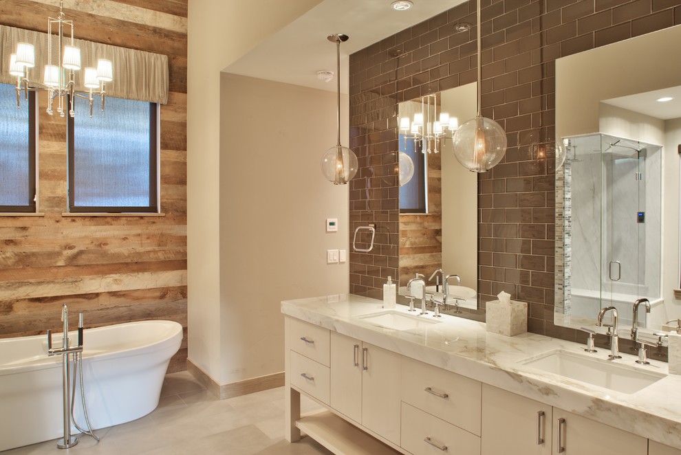Foto di una stanza da bagno chic con lavabo sottopiano, ante lisce, ante bianche, piastrelle marroni, piastrelle di vetro, pareti beige e top bianco