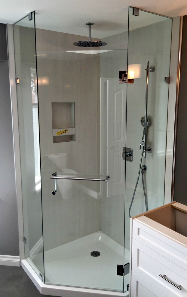 Immagine di una stanza da bagno padronale contemporanea di medie dimensioni con doccia ad angolo e piastrelle bianche