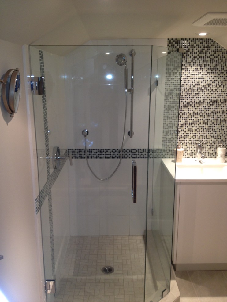Ispirazione per una grande stanza da bagno padronale minimal con doccia ad angolo, piastrelle nere, piastrelle in pietra e pareti bianche