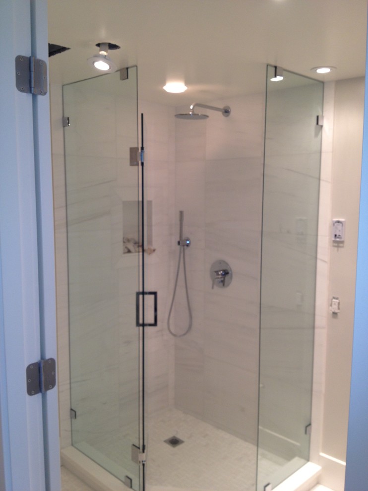 Cette image montre une grande salle de bain principale design avec une douche d'angle, un carrelage multicolore, un carrelage en pâte de verre et un mur blanc.