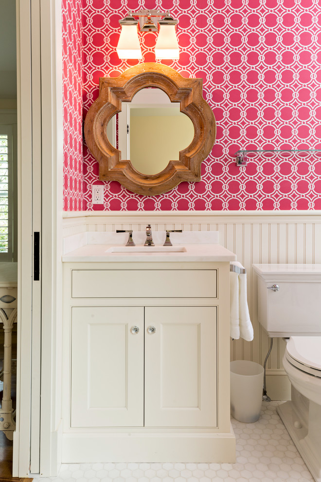 Foto di una piccola stanza da bagno padronale tradizionale con ante a filo, ante bianche, WC a due pezzi, pavimento in marmo, lavabo sottopiano, top in marmo, piastrelle bianche e pareti rosa