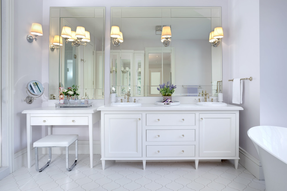 Ispirazione per una grande stanza da bagno padronale design con ante in stile shaker, ante bianche, vasca freestanding, lavabo da incasso, top in quarzite, pavimento bianco e pareti rosa