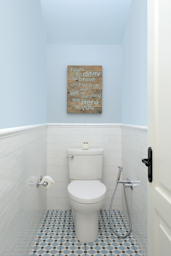 Immagine di un bagno di servizio design di medie dimensioni con piastrelle bianche, piastrelle diamantate, pareti blu, pavimento con piastrelle in ceramica, pavimento blu e WC monopezzo