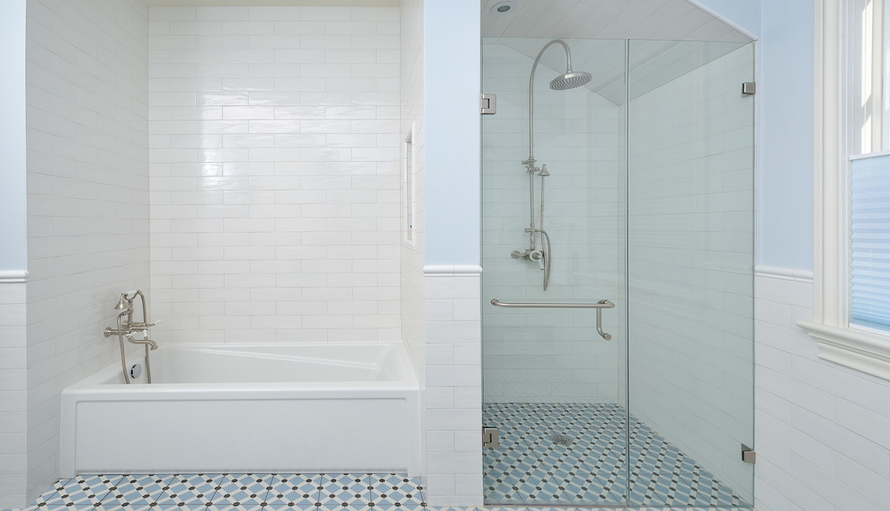 Aménagement d'une douche en alcôve principale contemporaine de taille moyenne avec une baignoire en alcôve, un carrelage blanc, un carrelage métro, un mur bleu, un sol en carrelage de céramique, un sol bleu et une cabine de douche à porte battante.