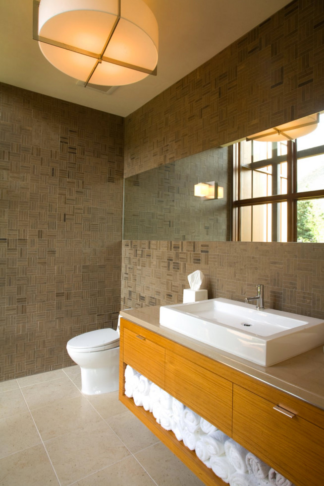 Свежая идея для дизайна: большая главная ванная комната в скандинавском стиле с плоскими фасадами, фасадами цвета дерева среднего тона, душем в нише, бежевыми стенами, полом из травертина и врезной раковиной - отличное фото интерьера