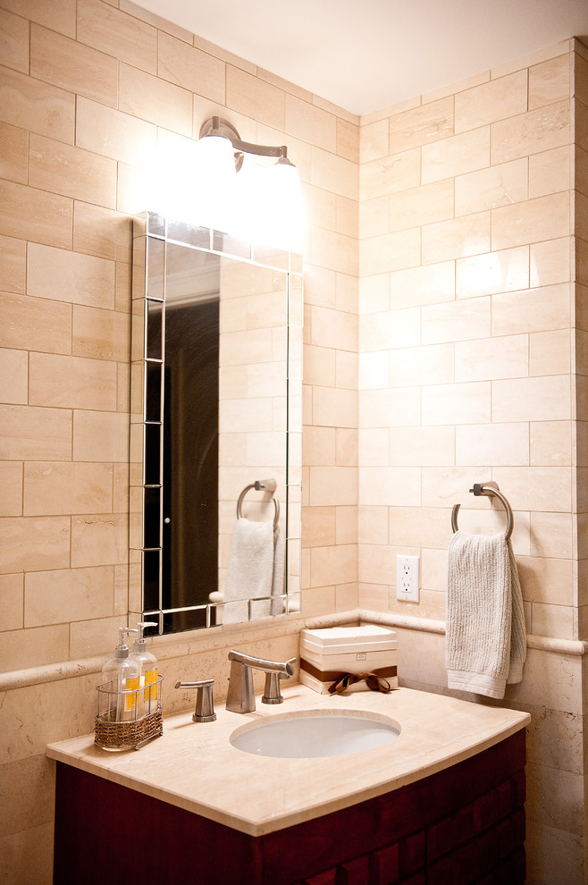Свежая идея для дизайна: ванная комната среднего размера в средиземноморском стиле с темными деревянными фасадами, бежевой плиткой, плиткой кабанчик, бежевыми стенами, врезной раковиной и столешницей из известняка - отличное фото интерьера