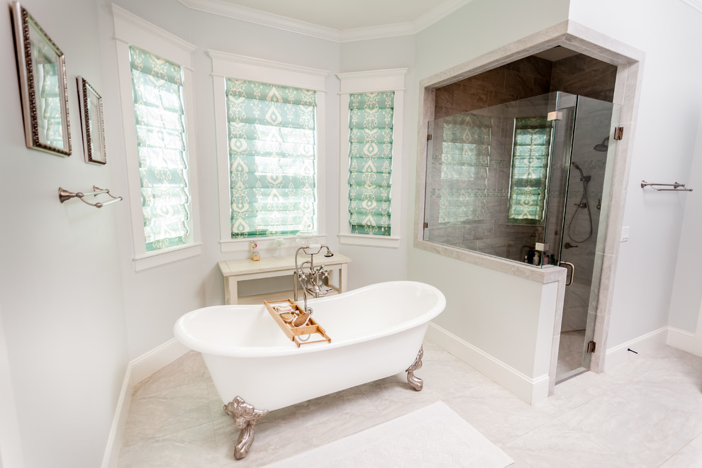Modelo de cuarto de baño principal clásico grande con bañera con patas, ducha empotrada, baldosas y/o azulejos grises y paredes grises