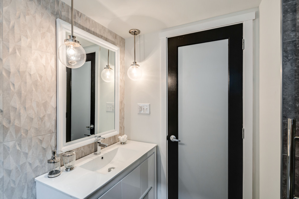 Immagine di una stanza da bagno moderna di medie dimensioni con ante lisce, ante bianche, doccia alcova, piastrelle grigie, piastrelle in gres porcellanato e pareti grigie