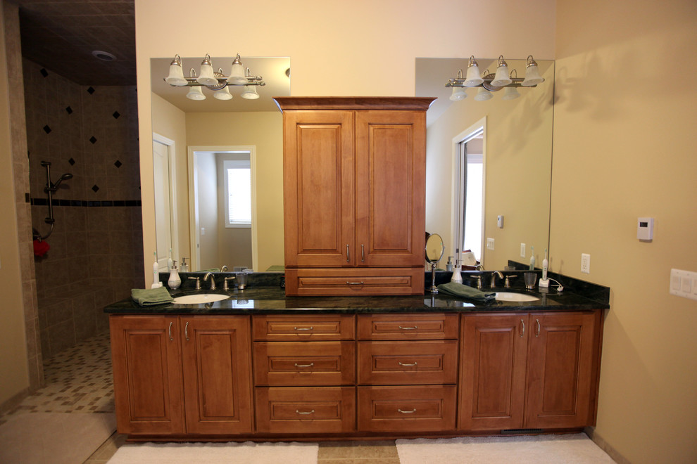 Bild på ett stort vintage en-suite badrum, med ett undermonterad handfat, luckor med profilerade fronter, skåp i mellenmörkt trä, granitbänkskiva, en dusch i en alkov, beige väggar och beige kakel