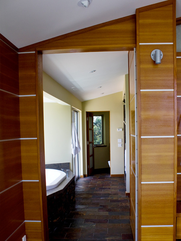 Idee per una stanza da bagno padronale moderna di medie dimensioni con ante lisce, ante in legno scuro, vasca da incasso, piastrelle in ardesia, pavimento in ardesia, lavabo a colonna e top in quarzo composito
