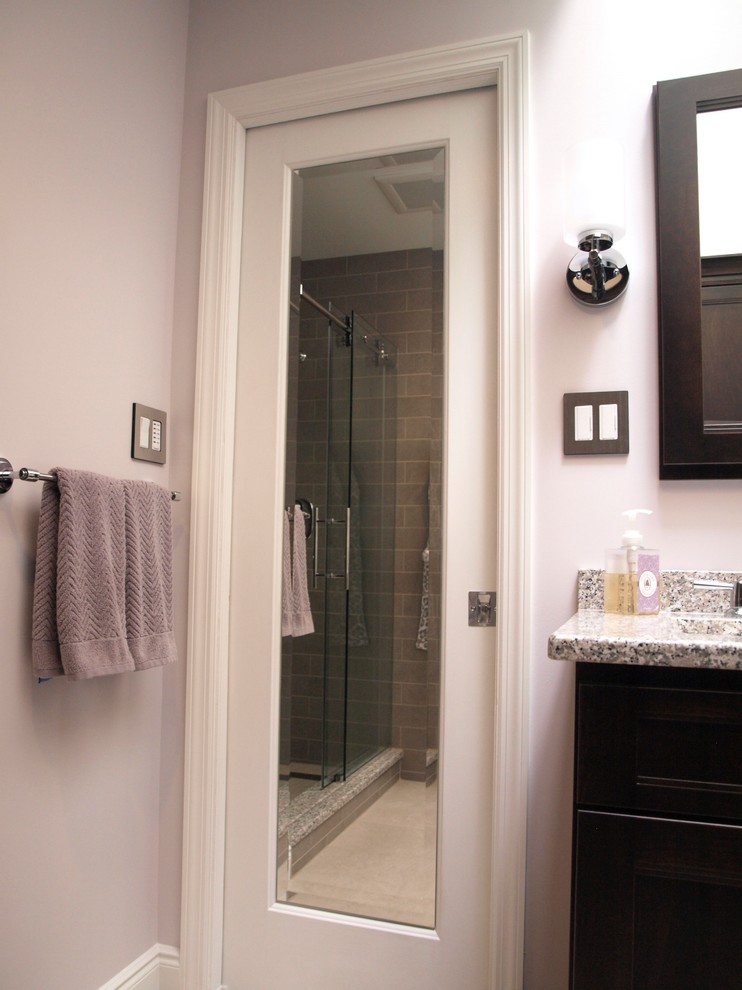 На фото: большая главная ванная комната в стиле неоклассика (современная классика) с плоскими фасадами, коричневыми фасадами, душем в нише, раздельным унитазом, бежевой плиткой, керамической плиткой, бежевыми стенами, полом из керамогранита, врезной раковиной, столешницей из гранита, бежевым полом и душем с раздвижными дверями
