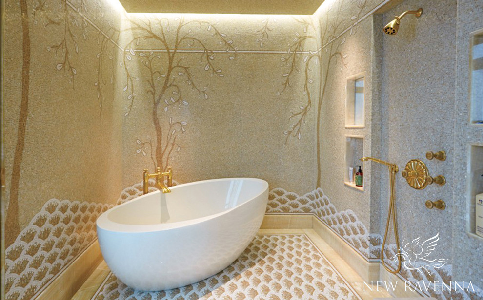 Idee per una stanza da bagno mediterranea con vasca freestanding, doccia aperta, piastrelle beige, piastrelle a mosaico, pareti beige e pavimento con piastrelle a mosaico